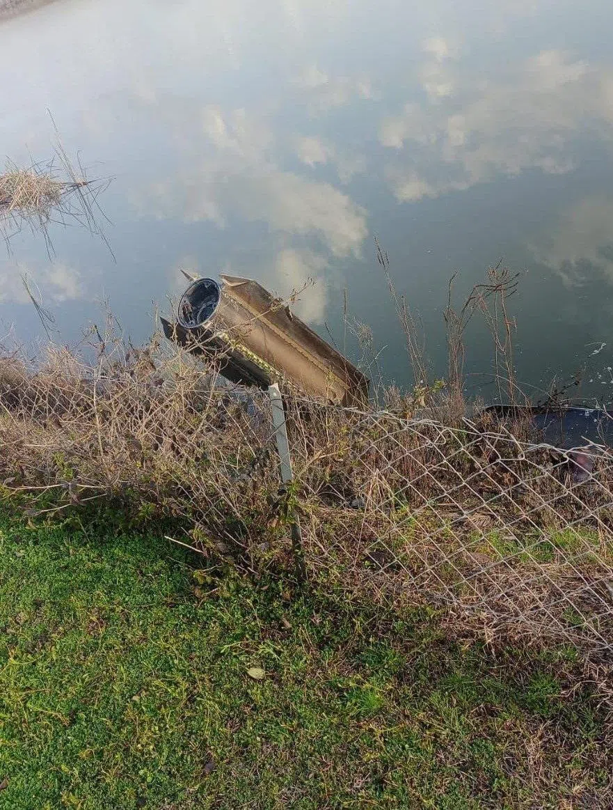 土耳其的伊拉斯通讯社（IHA）发布的视频截图显示，北约防空系统星期三拦截了一枚飞向土耳其的伊朗导弹，导弹残骸落在土耳其南部港市德尔特约尔（Dortyol）。（路透社）