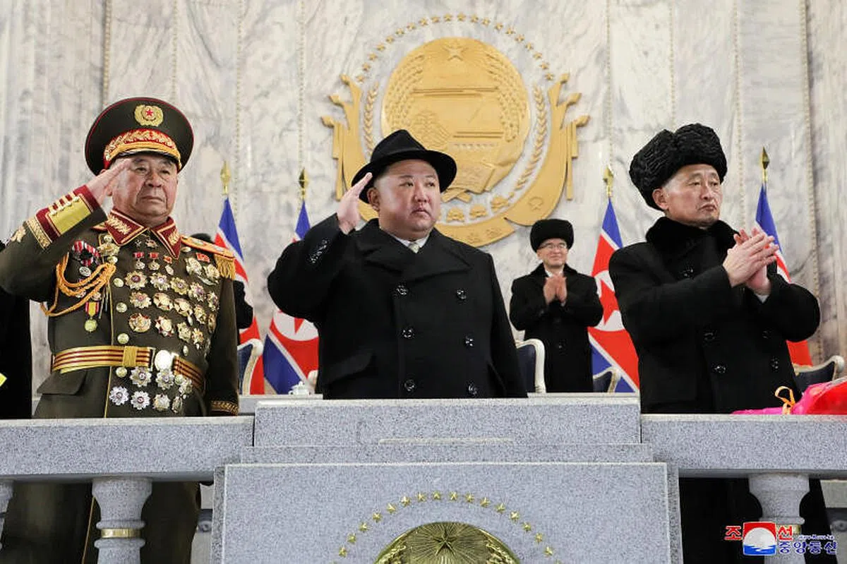 朝鲜最高领导人、国务委员会委员长金正恩出席纪念朝鲜人民军成立75周年的阅兵仪式。（路透社）