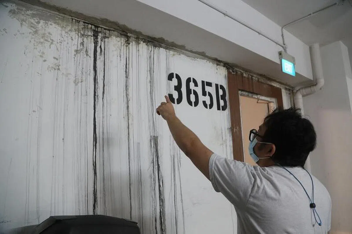 墙壁有黑色污水，从二楼渗透下来。