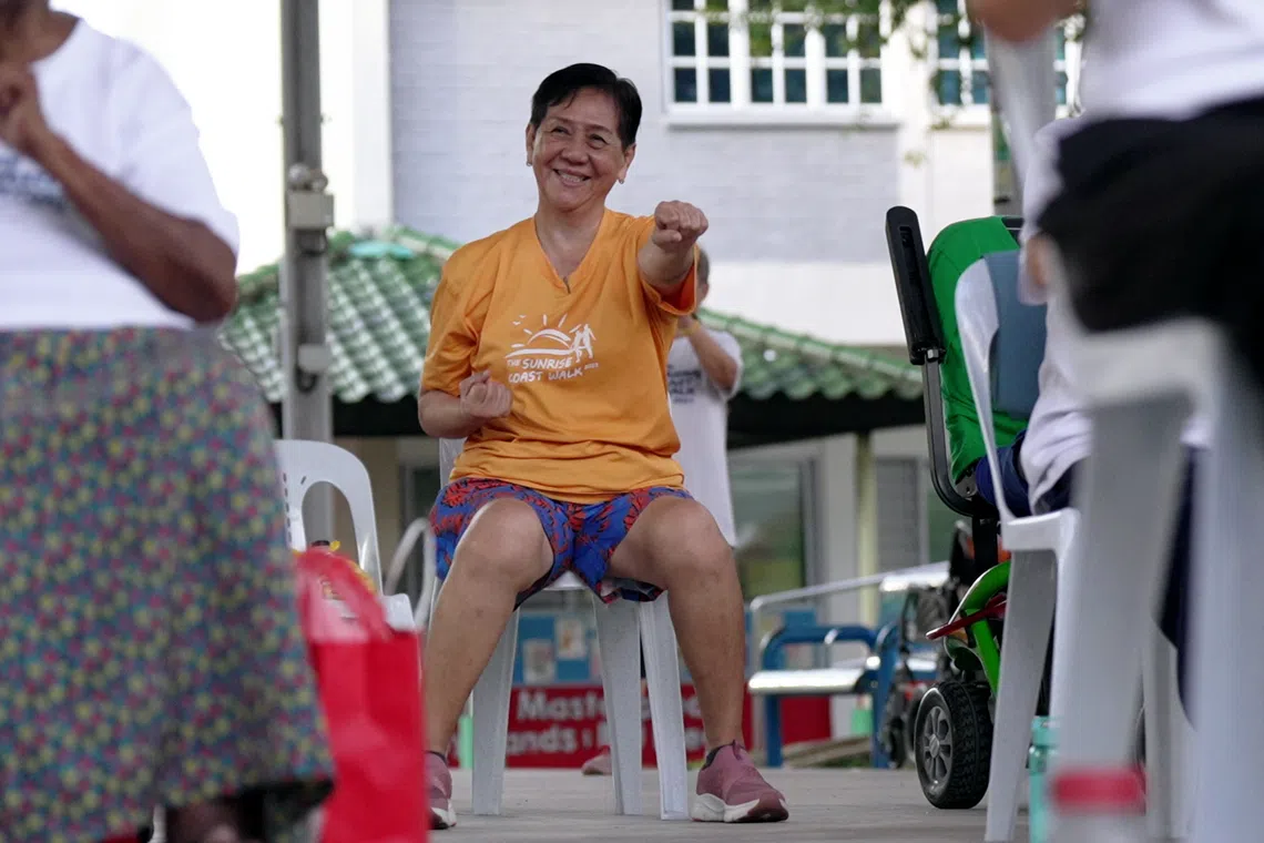 蔡来枝积极参加社区活动，强身健体之余也能排遣孤独。（视频截图）