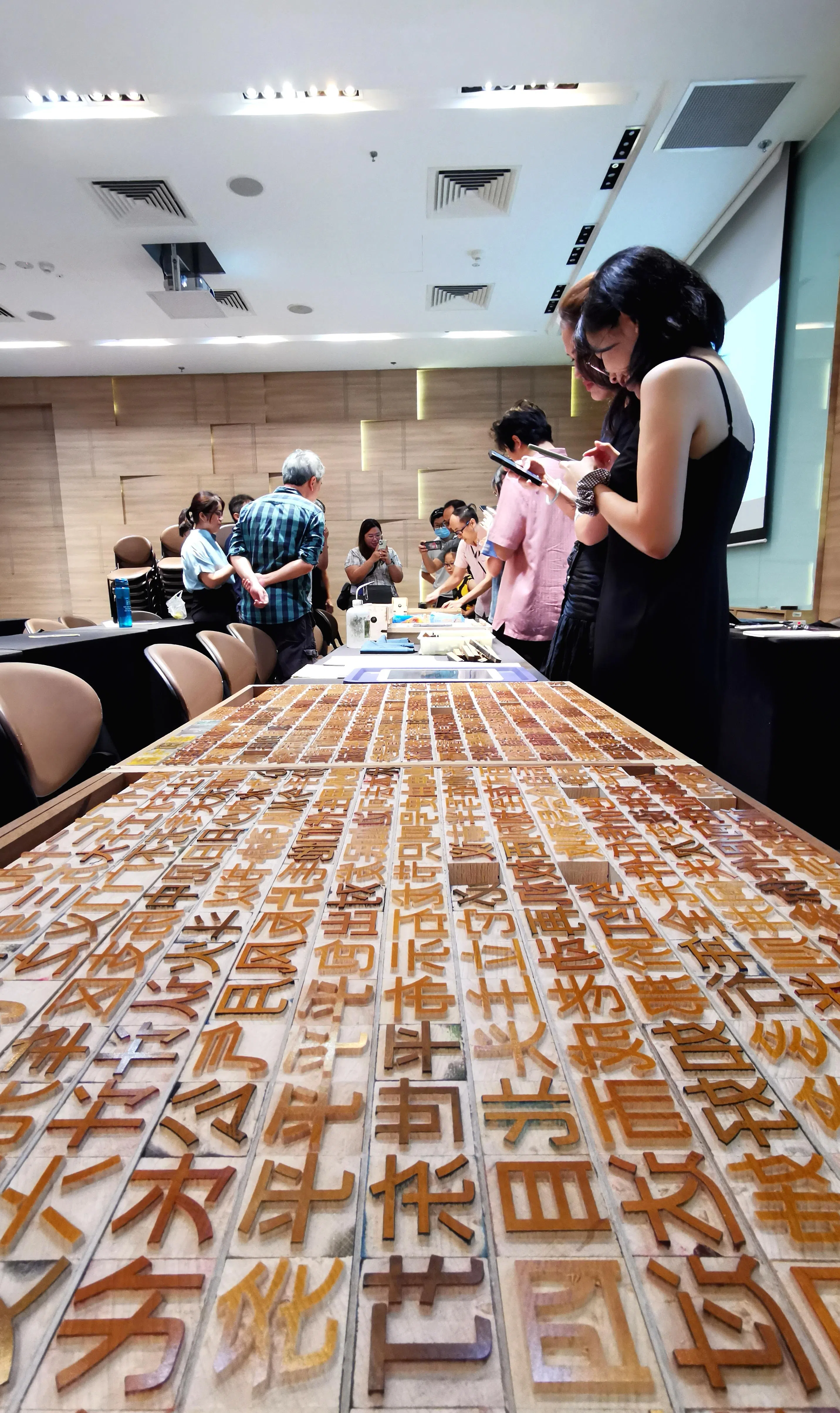 孙耀瑜带来500个活字，让工作坊参与者捡字写诗。活动吸引到各年龄层人士，还有不少人因额满无法参与。（陈宇昕摄）