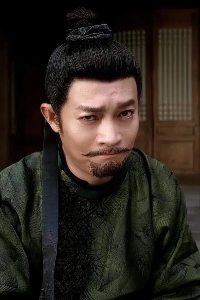 扮演狄仁杰弟子苏无名的杨志刚，自然又传神地带出角色的圆滑、善良与诙谐。（互联网）