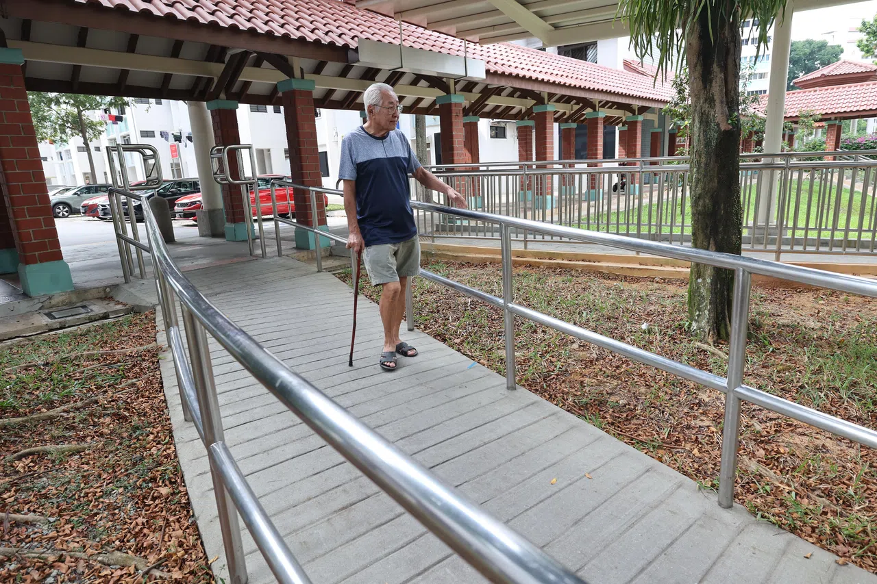 建屋局在个别组屋区展开翻新前，将咨询那里的居民，参考他们的需求制定不同的翻新方案。图为宏茂桥10道一处的无障碍坡道。（唐家鸿摄）