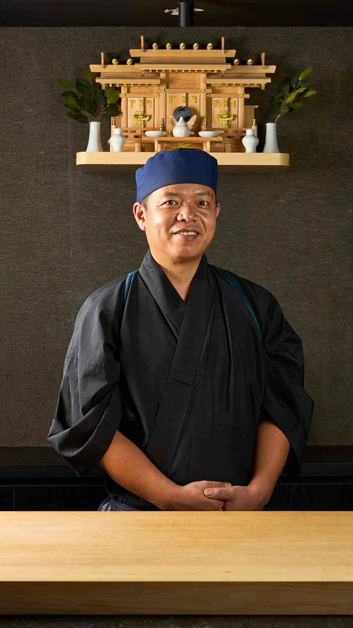 餐馆主厨志牟田邦彦（Kuni Shimuta）在食客面前准备食材，食客还可通过面前的两个屏幕，欣赏主厨的刀法与厨艺。（餐馆提供）