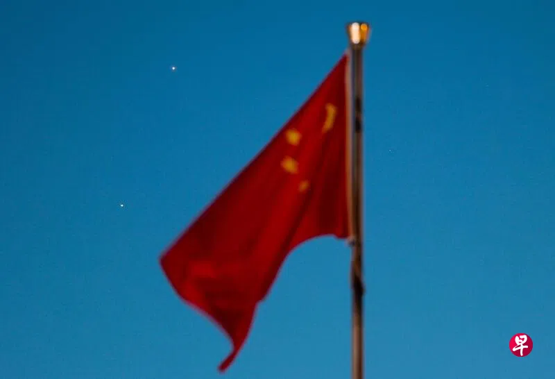 中国解放军海军一艘战略核潜艇，星期一（7月6日）中午向太平洋公海发射潜射战略导弹。图为6月10日摄于中国内蒙古自治区呼和浩特市，一面迎风飘扬的中国国旗。 （路透社）