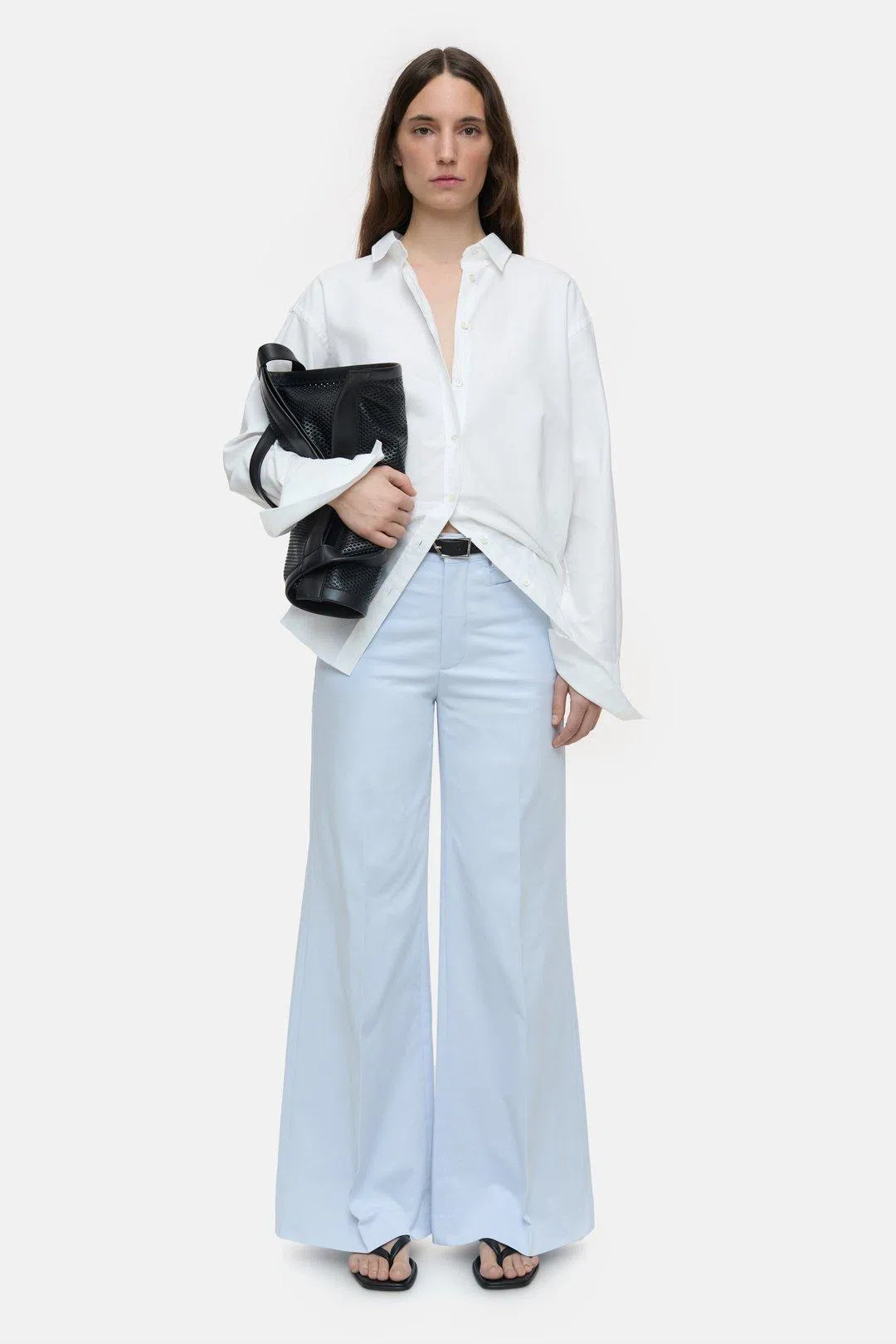 宽版长裤可搭配一件简约上衣，打造轻松休闲的夏季造型。（互联网）