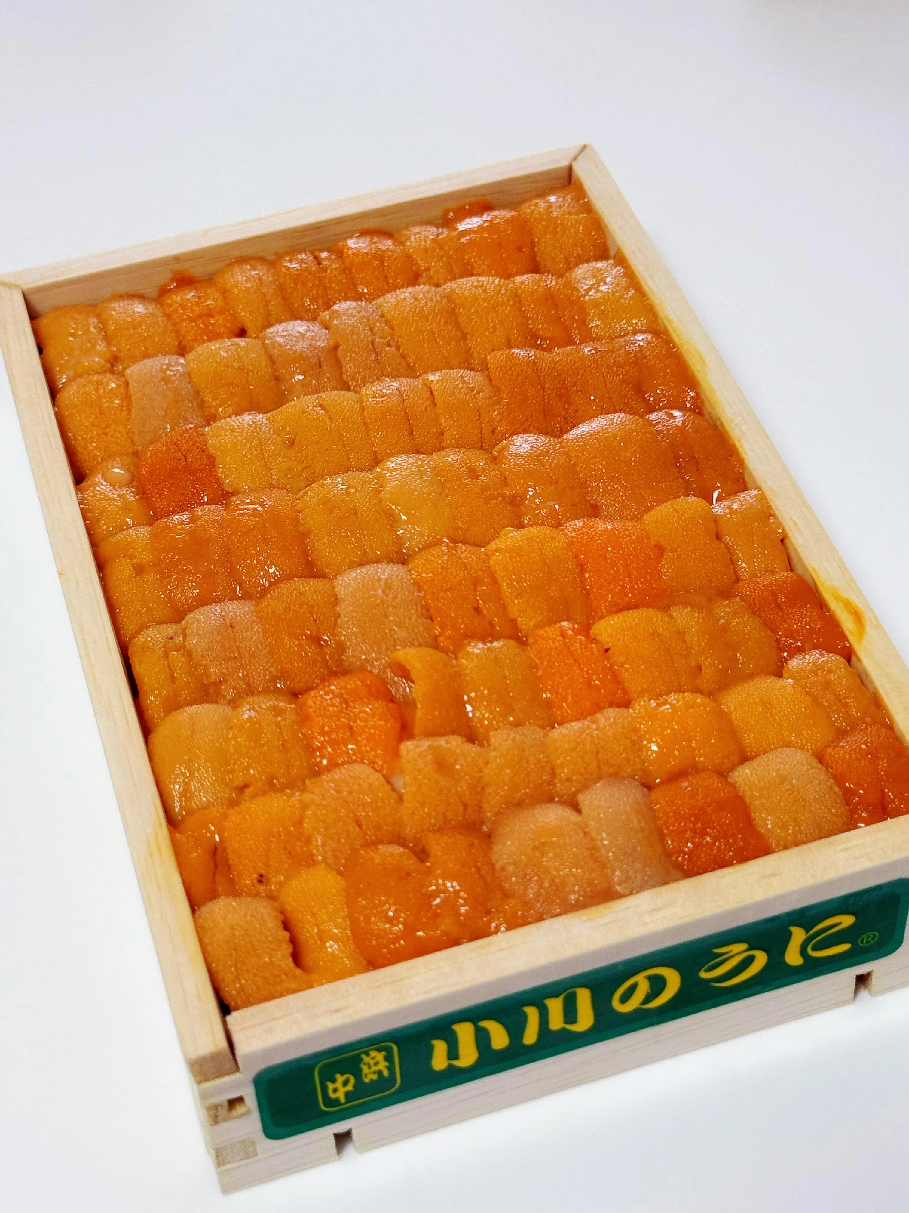 浜中小川的赤海胆味道醇厚、质地细腻、入口即化。这份清晨还在北海道渔港的新鲜滋味，竟能在当天就出现在我们的餐桌上。（叶晓虹摄）