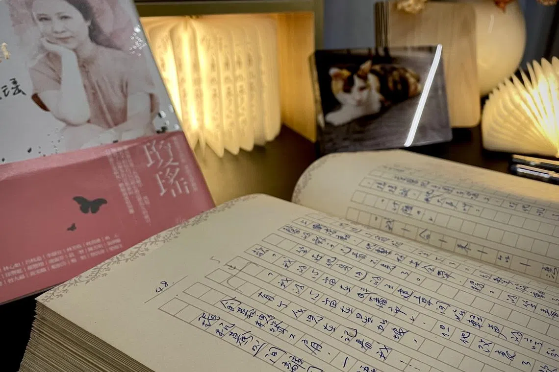 “琼瑶的书房”展览再现琼瑶的生活记忆，公众可阅读她手稿笔下的“星加坡”。（主办方提供）