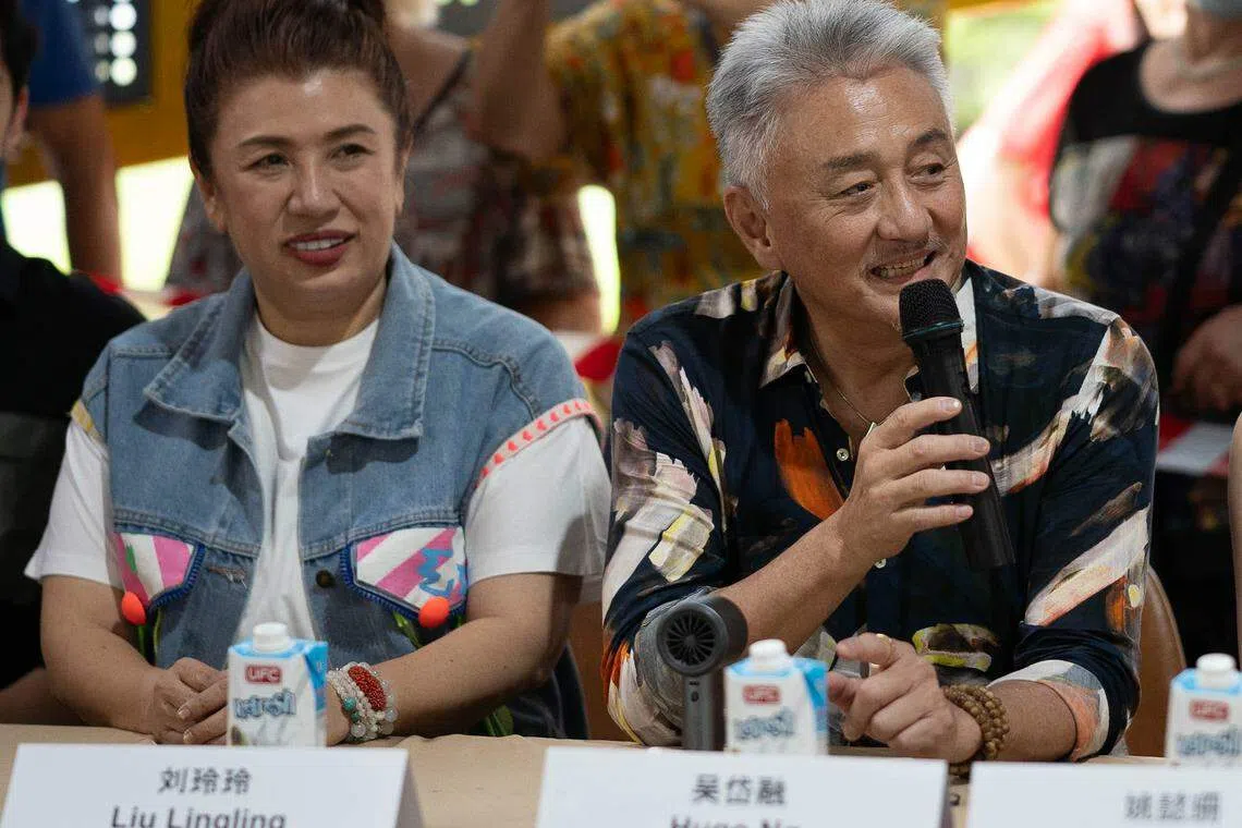 吴岱融（中）和刘玲玲（左）在片中有很多对手戏。（张荣摄）