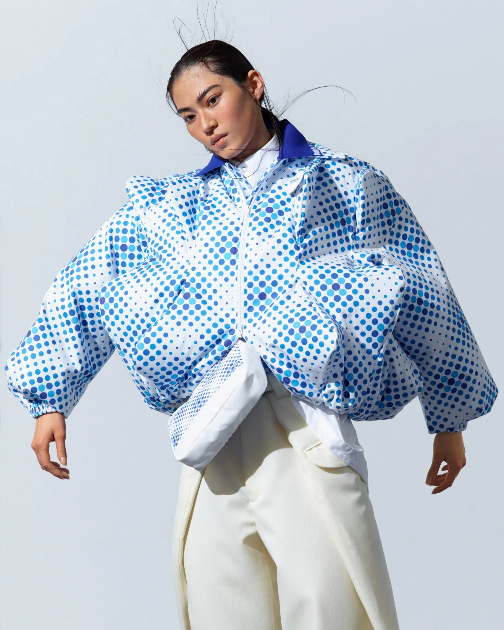 Anrealage使用“空调服”科技，为大阪世博会工作人员设计工作外套，独特的剪裁让“空调服”鼓起来像云朵。（Anrealage图片）