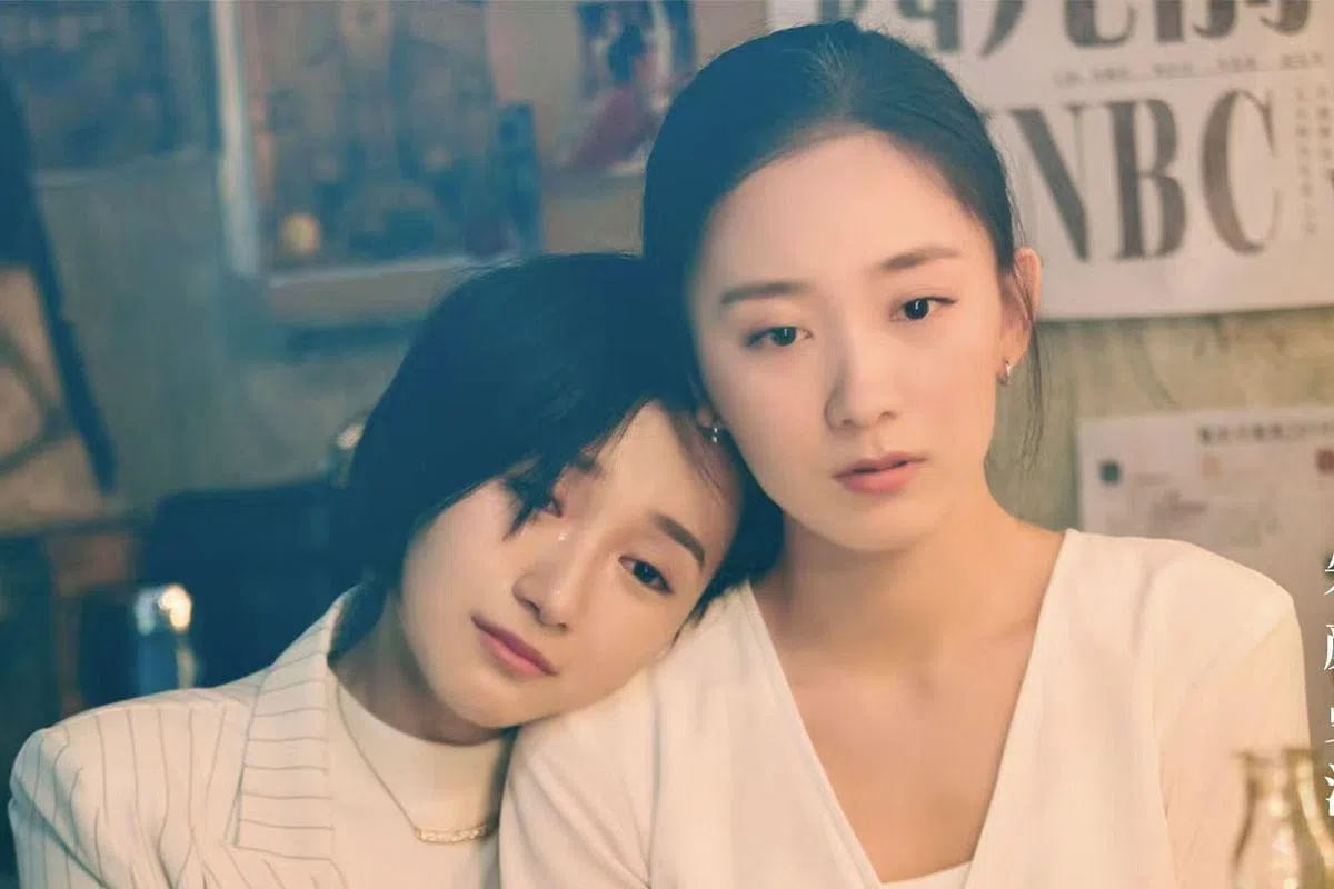 卜冠今（左）杀青之后打给剧中饰演她闺蜜的朱颜曼滋（右），透露两人通电话时自己嚎啕大哭。（互联网）