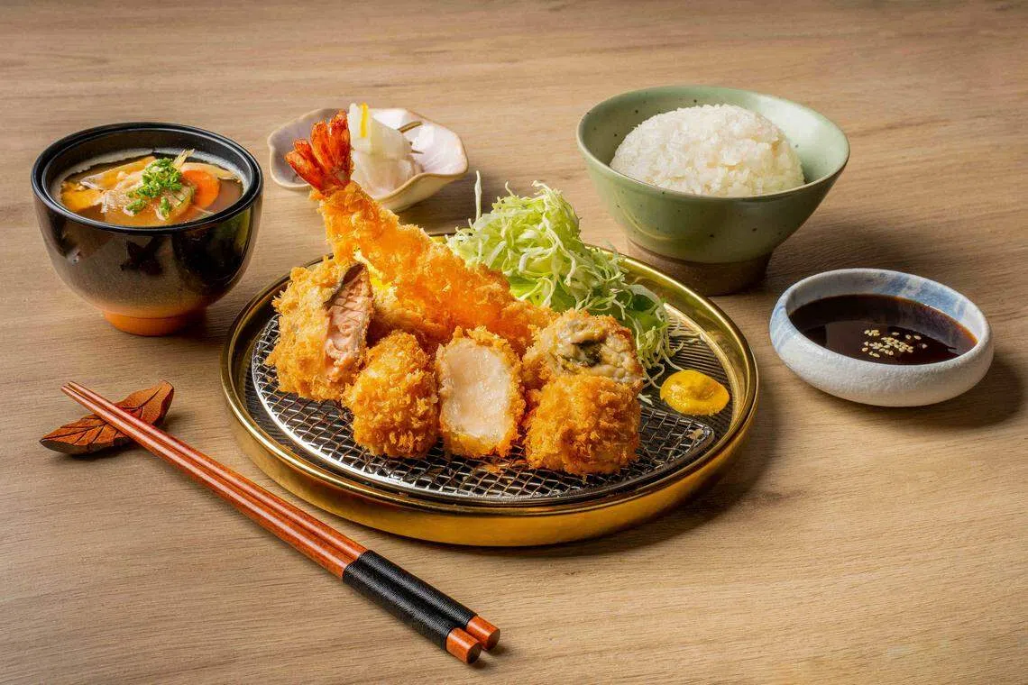 炸海鲜套餐有虾、蚝、带子和三文鱼。（餐馆提供）