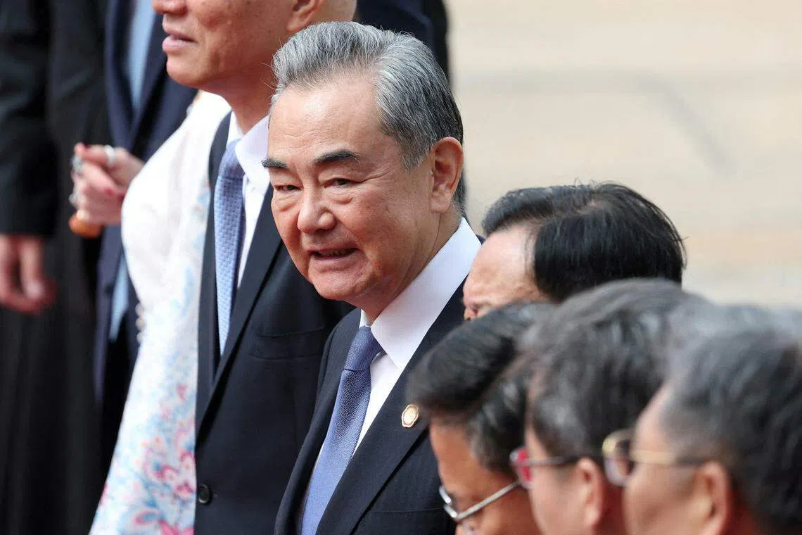 中国外交部长王毅斥美国霸凌。照片为王毅随中国国家主席访问塞尔维亚时，于5月8日等待塞尔维亚总统武契奇和习近平抵达会场。（路透社）