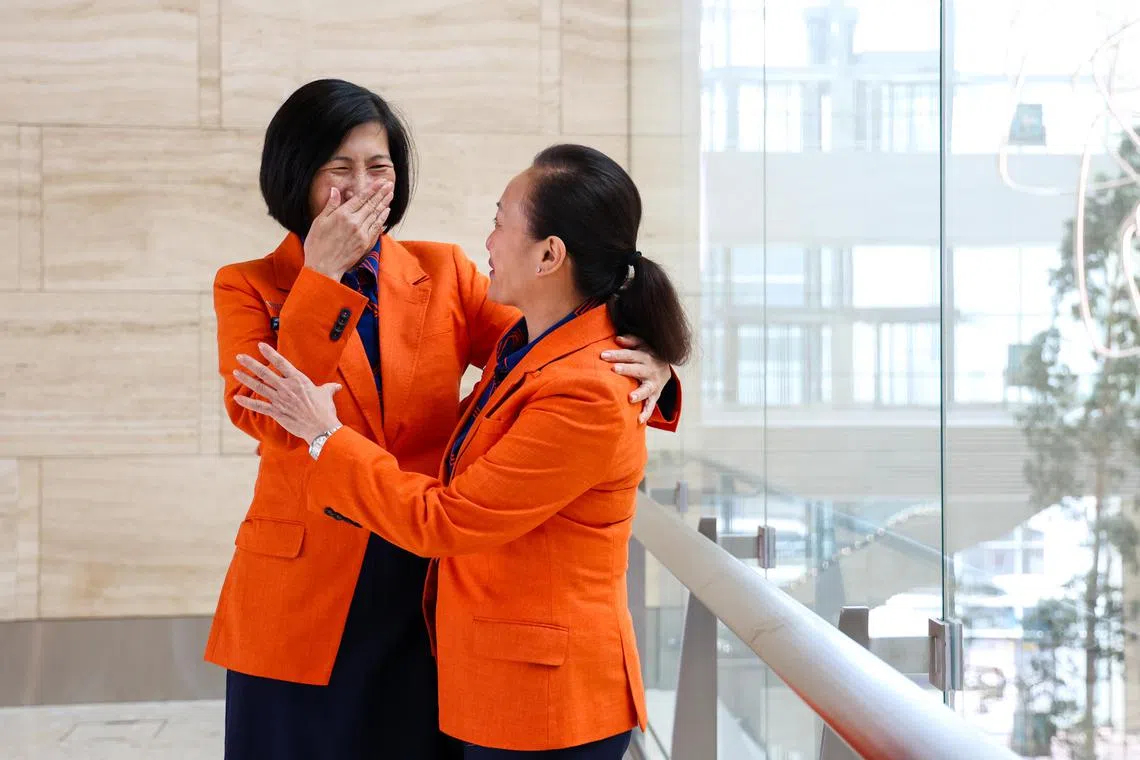 客服经理周慕芝（右）和符小玲（左）在上世纪80年代开启了空服员的生涯，分别在13年和14年前加入捷星亚洲。情同姐妹的二人星期四带着万般不舍，一起完成了最后一趟飞行任务。（林明顺摄）