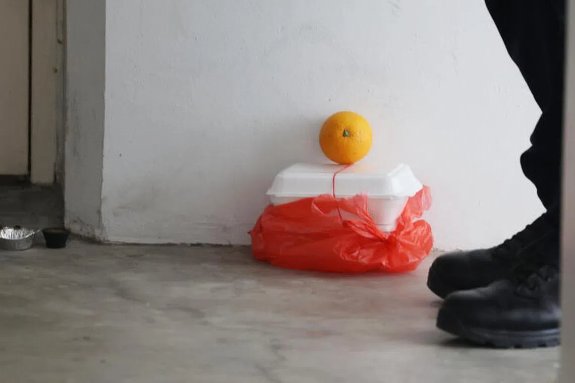 现场留下两个饭盒及一个橙子。（刘启成摄）