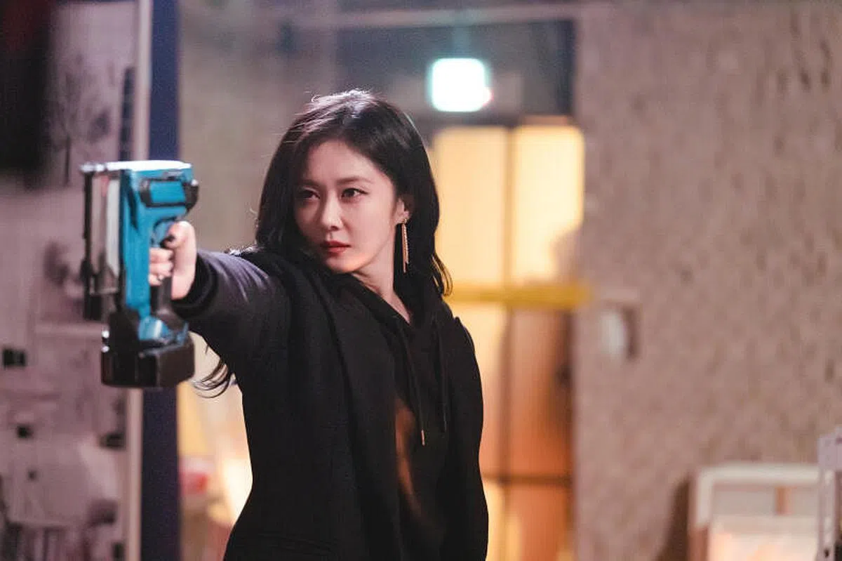 张娜拉在《大发不动产》演高冷的驱魔师，充满惊喜。（Viu提供）