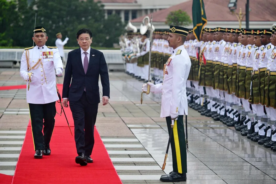 黄循财总理在上午约9时50分抵达布城首相署，随后检阅仪仗队。（海峡时报）