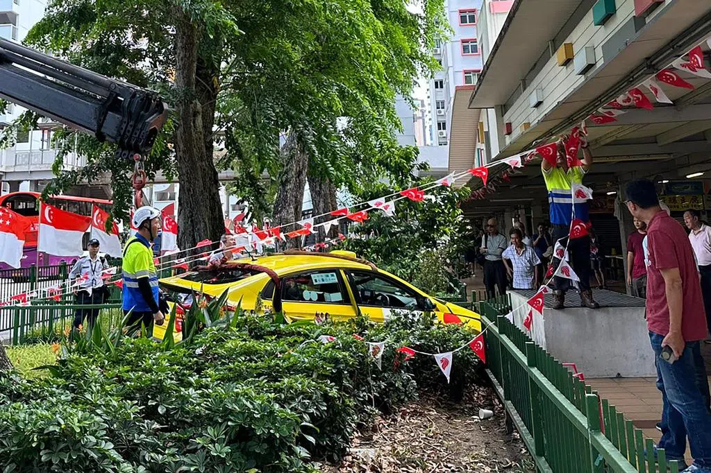 与切入车道轿车碰撞 德士险冲入熟食中心