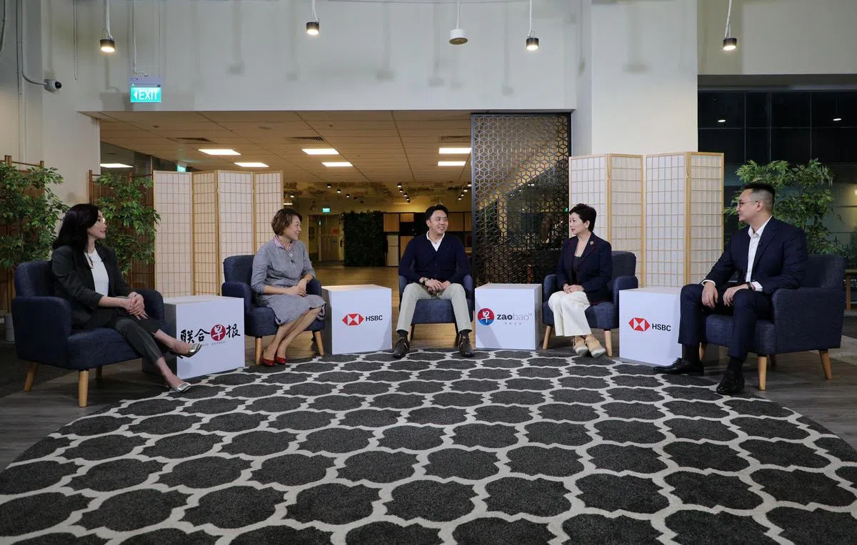 四名主讲人从不同角度谈来新加坡求学的优势以及规划。（林泽锐摄） 