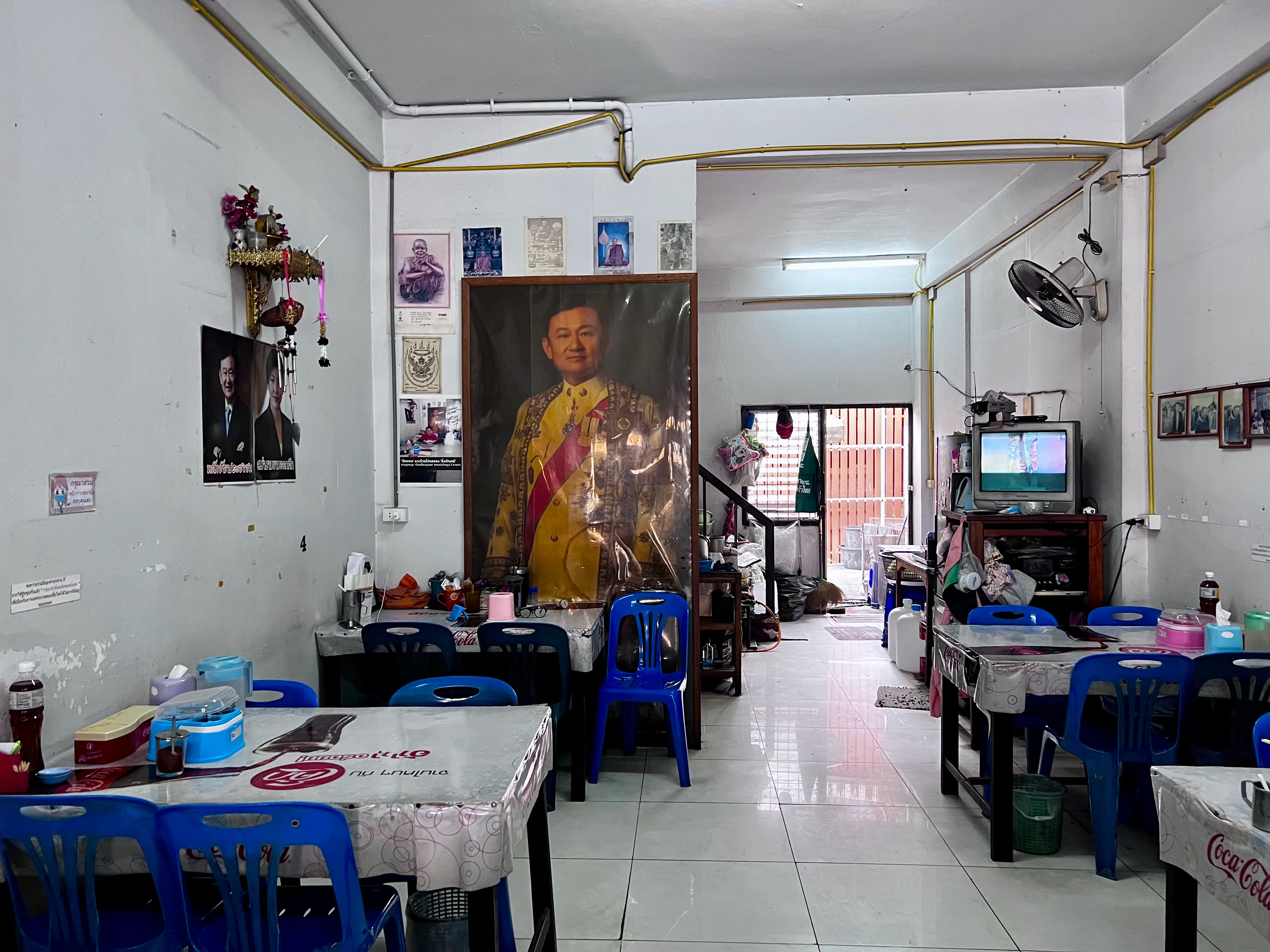 在达信家乡清迈府山甘烹县，达信的一名支持者在自家餐厅里挂了达信的肖像。（档案照片）