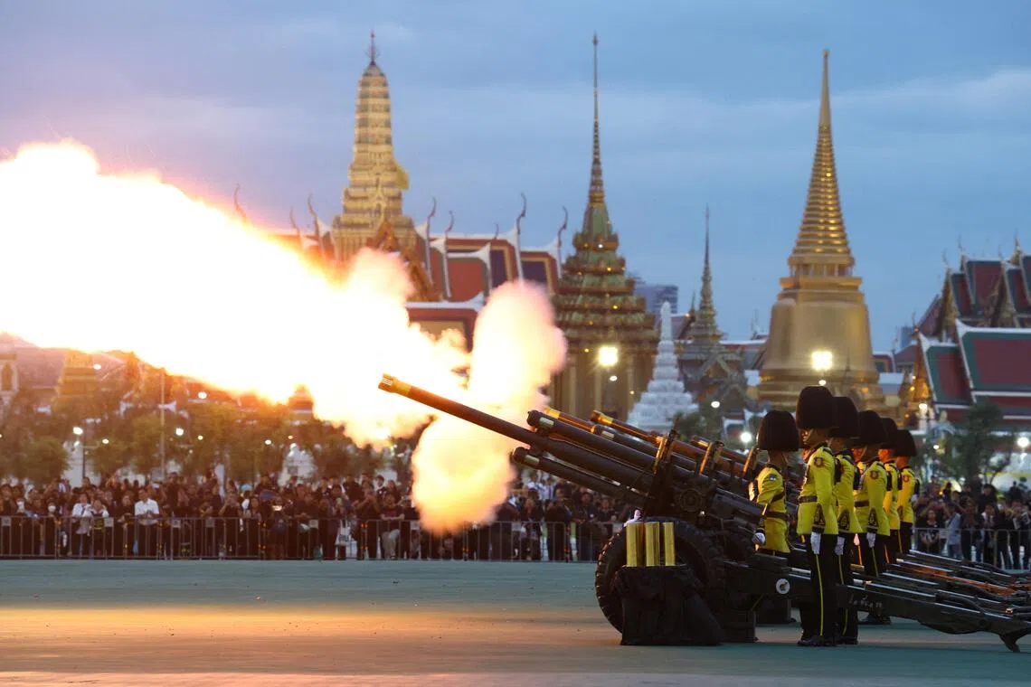 10月26日，泰国王太后诗丽吉的遗体从朱拉隆功医院运至曼谷大皇宫，皇家陆军士兵在大皇宫外鸣放礼炮。（路透社）
