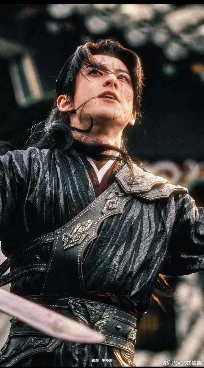 王鹤棣在《大奉打更人》中散发穿越权谋大男主的魅力。（取自微博）