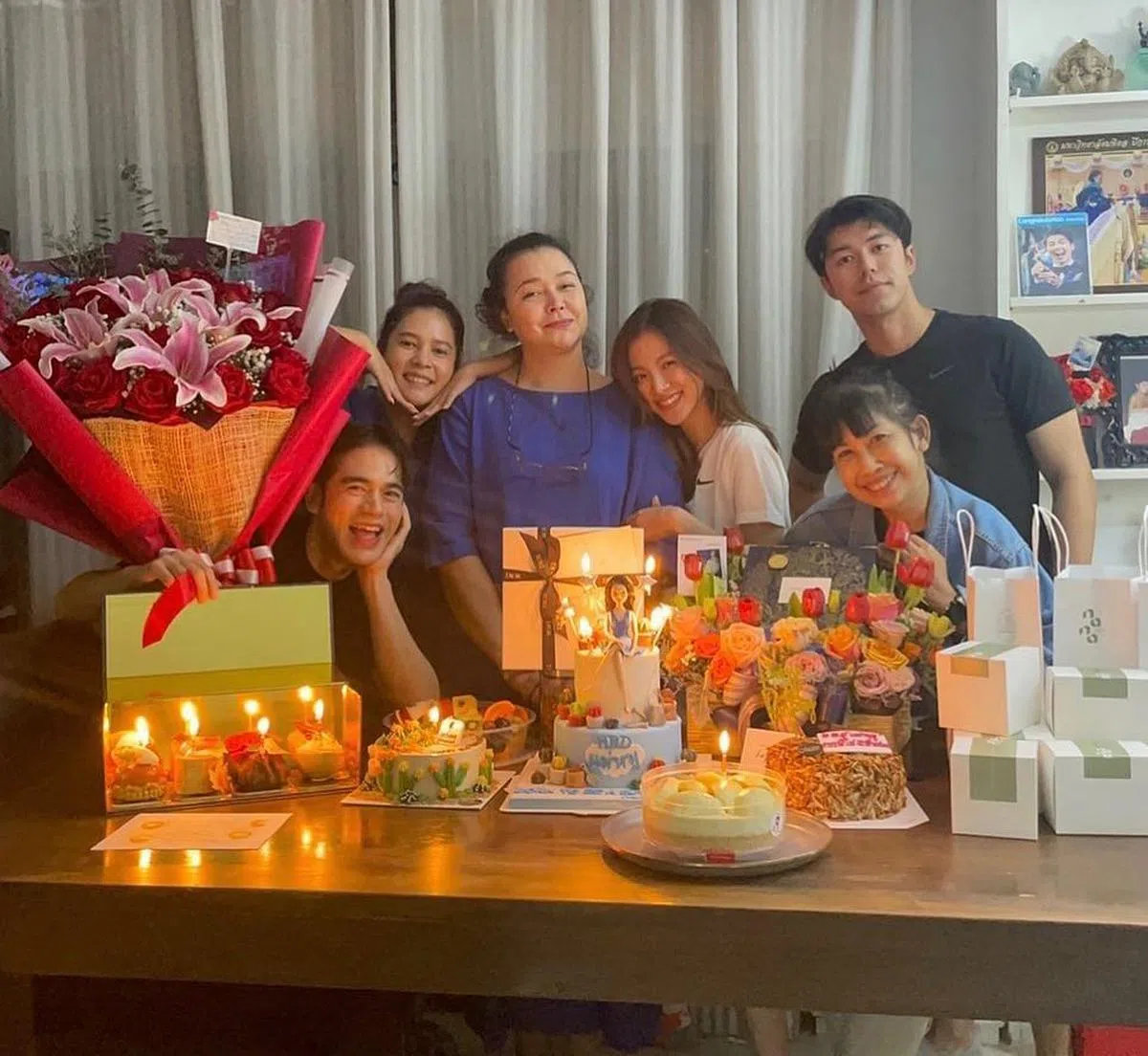 Nine（右一）母亲Pimpaka（左三）今年的生日会，Baifern（右三）和亲友们一同出席为她庆祝。（Pimpaka IG）