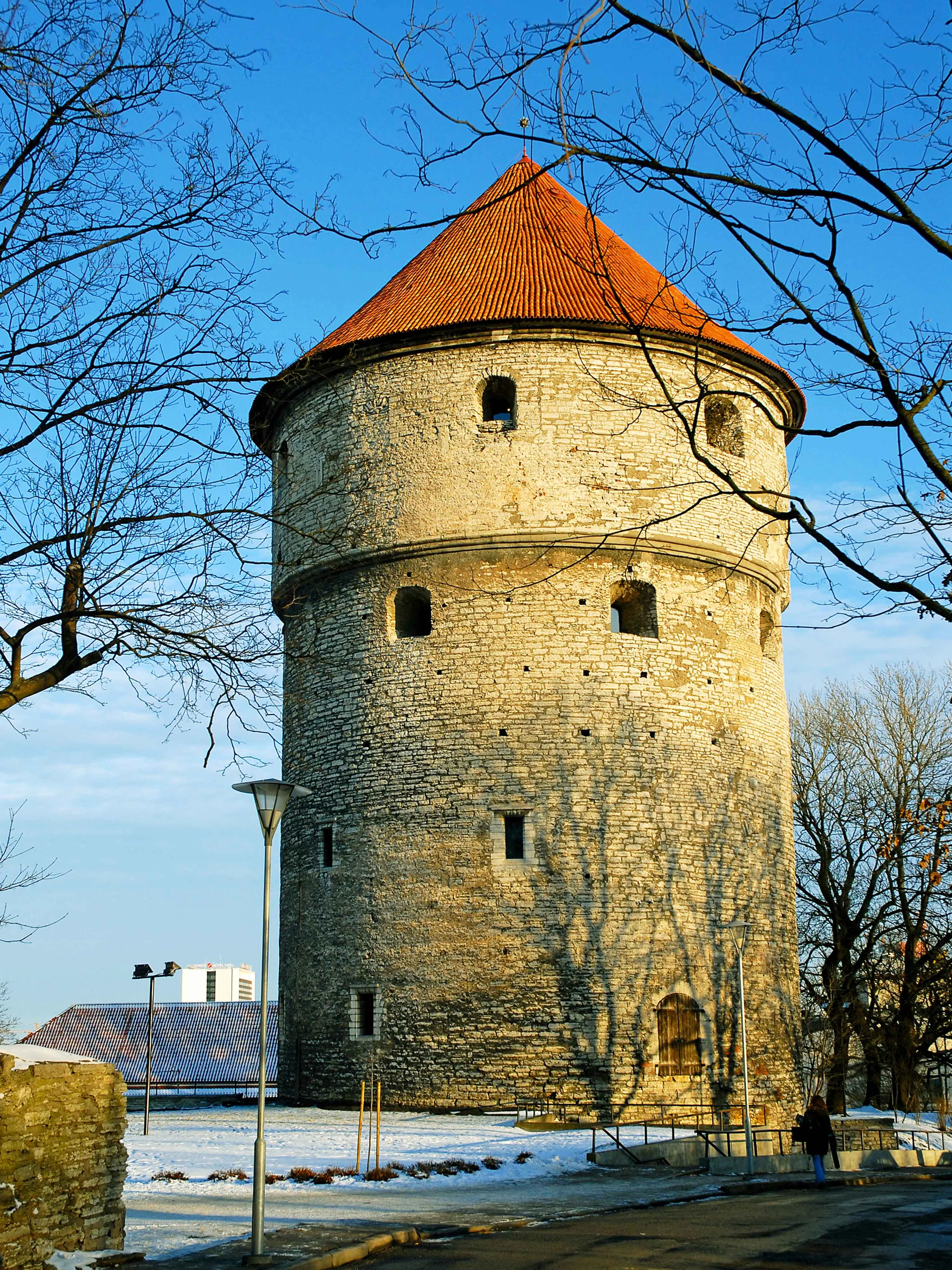 窥视厨房是一座塔，以前士兵可在塔内窥视附近住家的厨房，因此得名。（蓝天游摄）