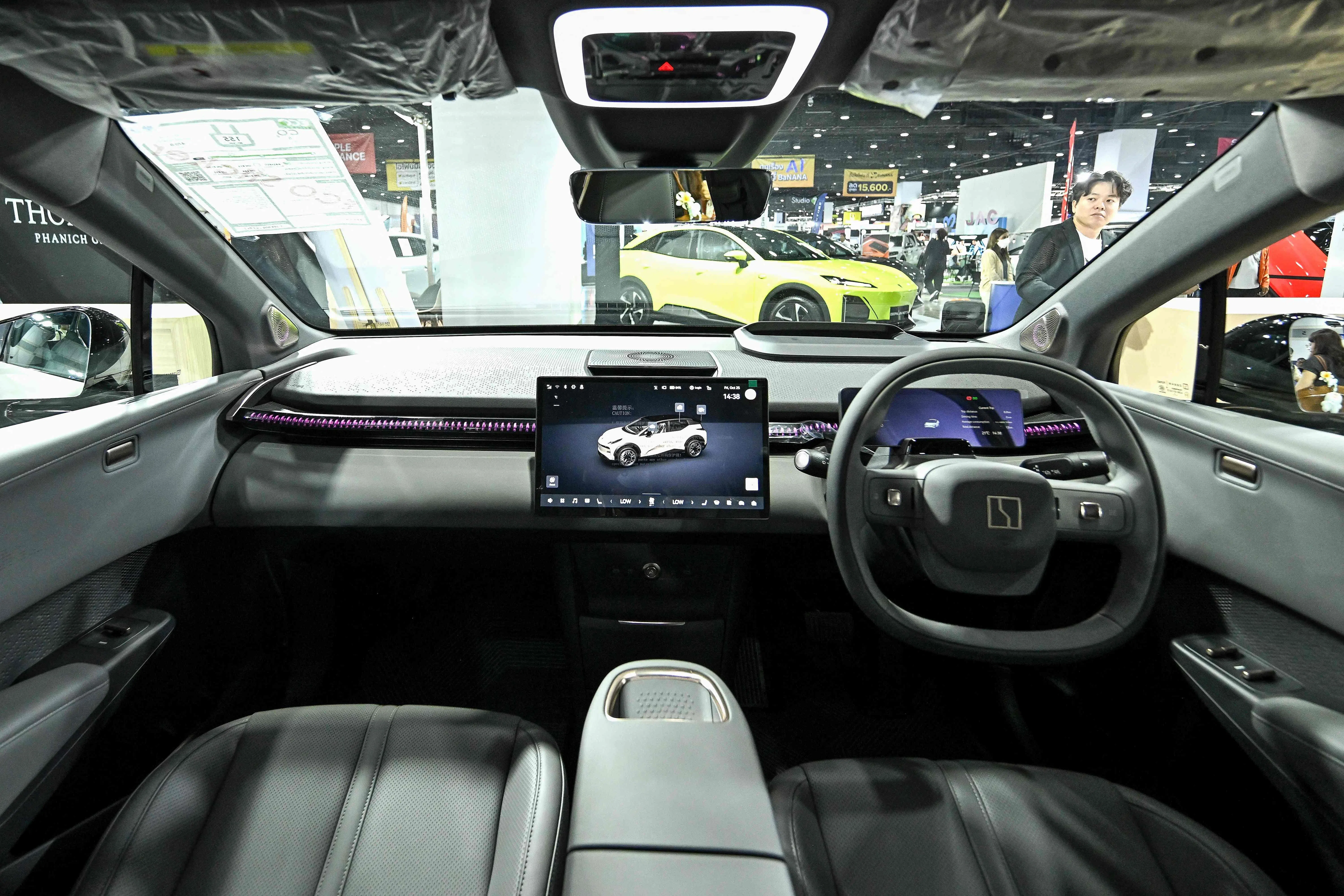 10月25日，吉利汽车旗下的高端电动车品牌极氪，在2024年曼谷电动车展展出极氪X紧凑型运动休旅电动车。（法新社）