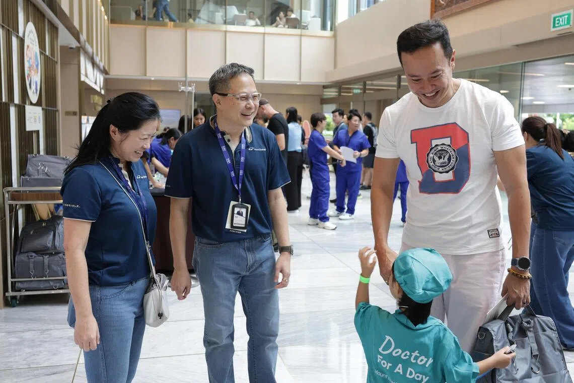 李坚辉说，大儿子小时候深受活动启发，自此立志做医生。图左二为IHH医疗集团首席运营官兼伊丽莎白医院总裁杨奕民。（伊丽莎白医院提供）