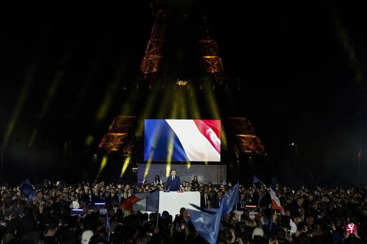 马克龙星期天晚上在埃菲尔铁塔前发表胜选演说，承诺对支持极右翼的选民的愤怒与不满做出回应。（路透社）
