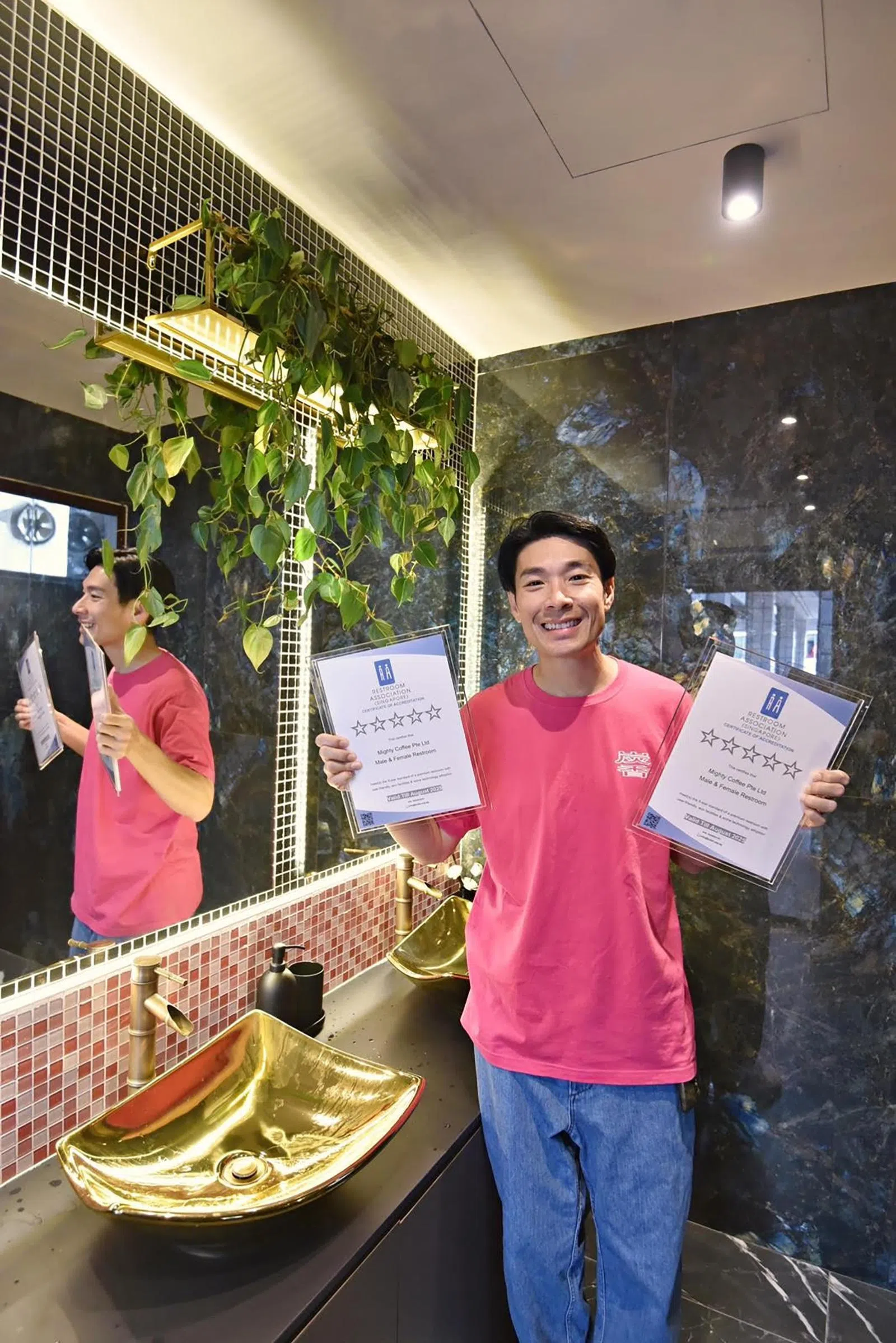 杨志龙菜市咖啡店的厕所，2024年获卫浴文化协会颁发五星荣誉。（杨志龙提供）
