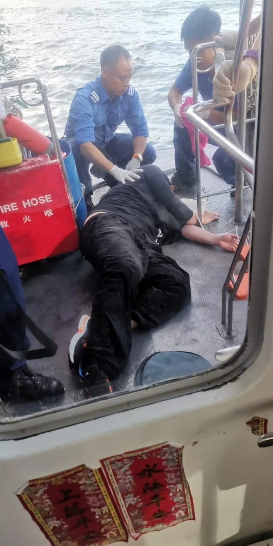 姜涛意外落水被船只救起。（互联网）