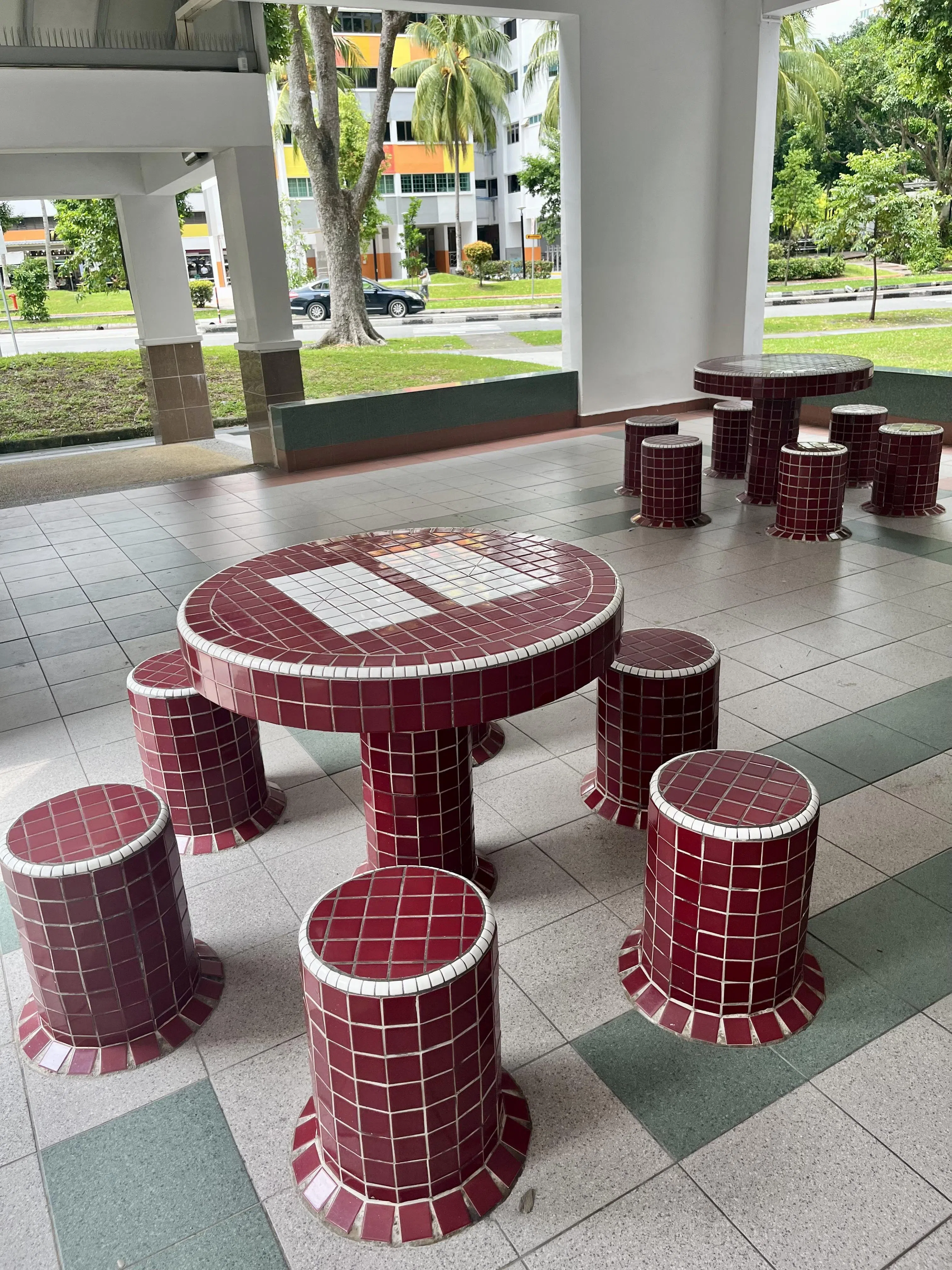 组屋楼下的桌椅设计越来越多样化，但最合眼缘，坐起来最舒服的似乎还是小时候看到的款式。（陈映蓁摄）