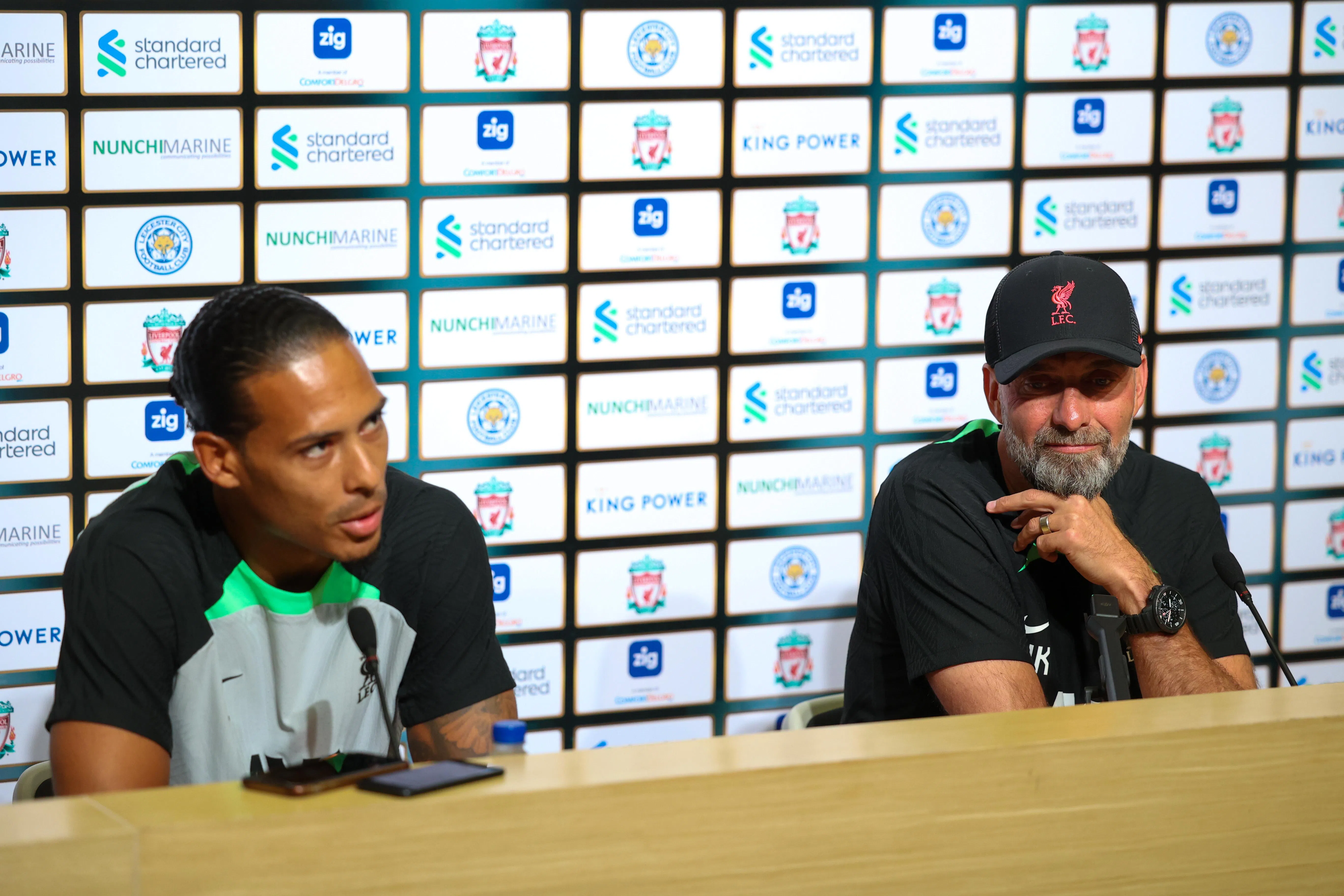 利物浦主帅克洛普（右）委任范戴克作为红军新队长。但比起这个相对轻松的任务，克洛普还要解决球队中场不足及后防不稳的问题。（关俊威摄）