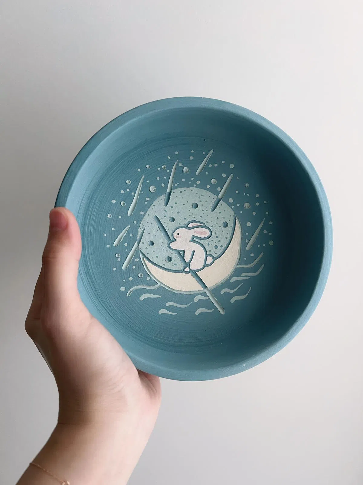 将插画印在陶器上。（图片由受访者提供）