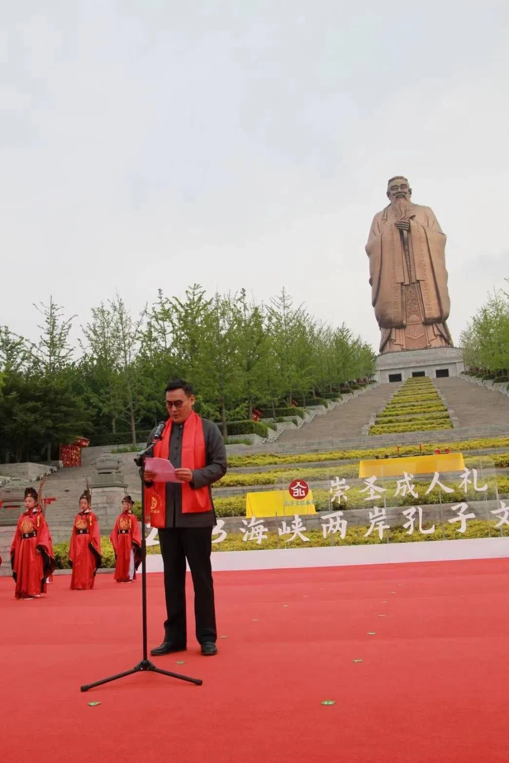 2023年4月孔垂长在中国山东曲阜尼山圣境，为首届孔子文化春会崇圣成人礼致辞。 （受访者提供）