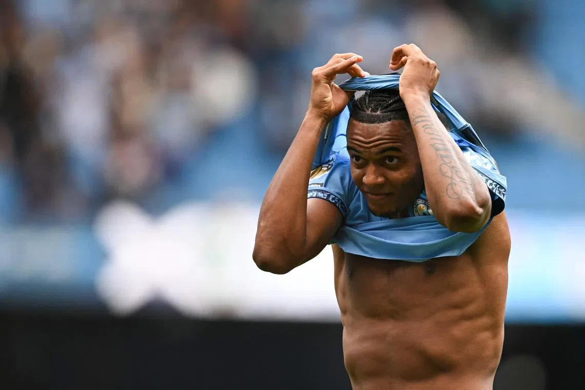 曼市后卫阿坎吉认为，繁忙的赛程令球员分身乏术。（法新社）