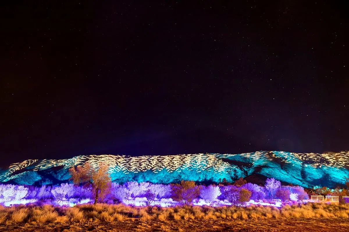 麦克唐奈尔山脉化身为自然画布，呈现璀璨的灯光艺术。（图/Tourism NT）