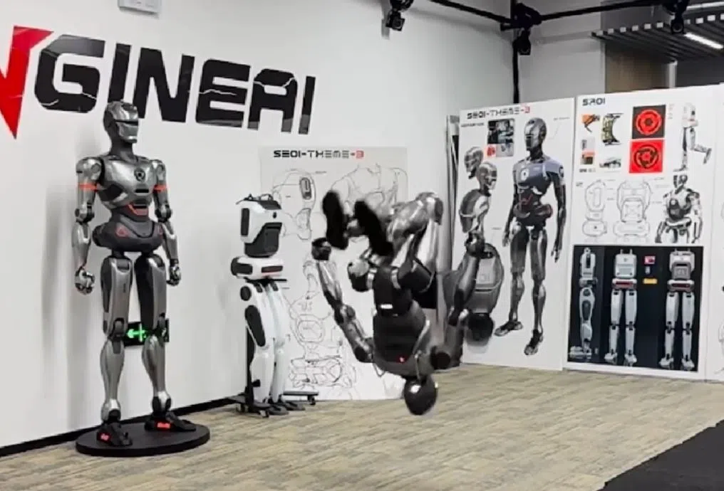 深圳人形机器人供应商众擎科技（EngineAI）的人形机械人PM01，成功完成世界首例的机械人前空翻。（视频截图）