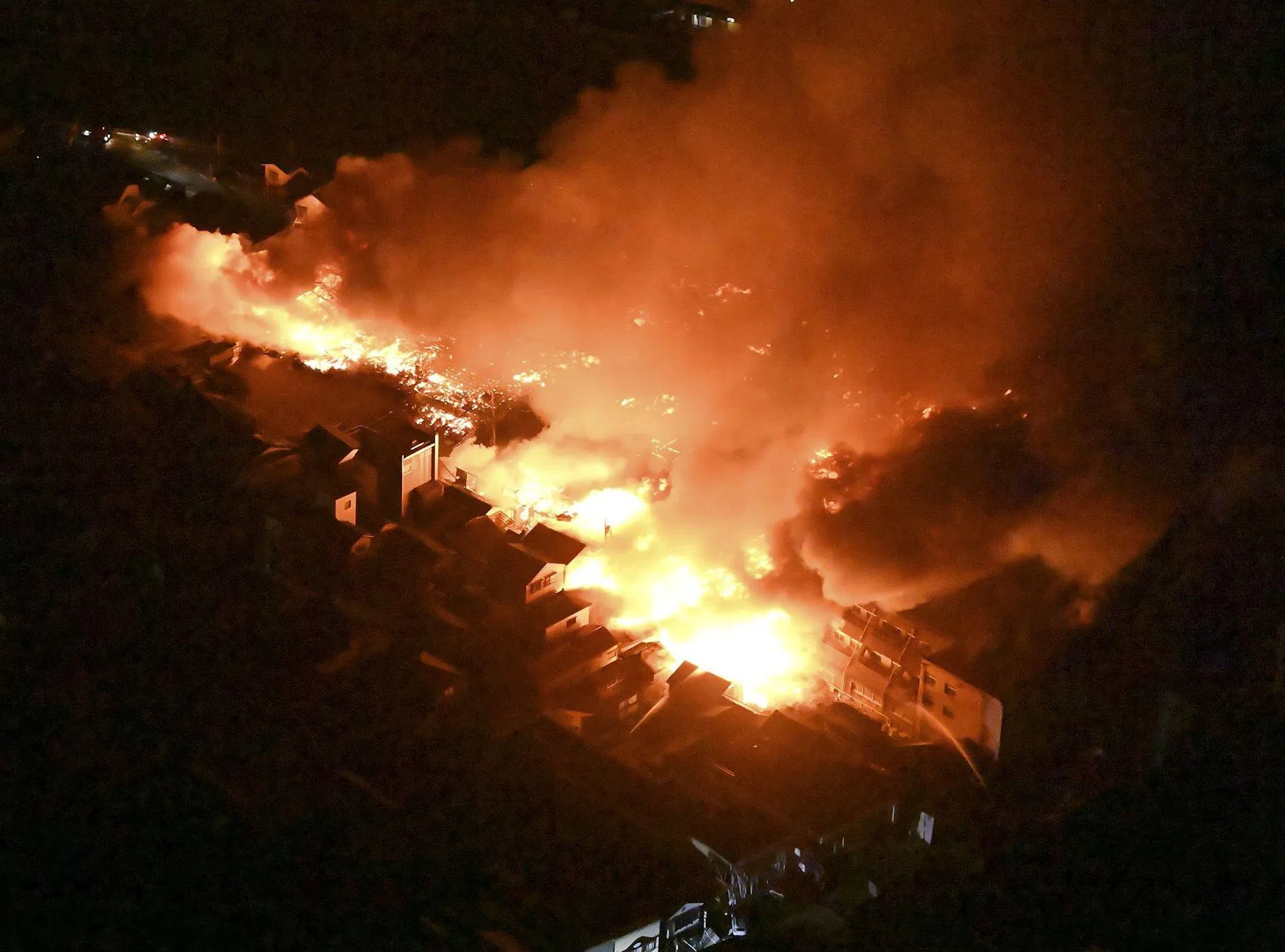 石川县轮岛市一个住宅区在地震后发生大火。（路透社）