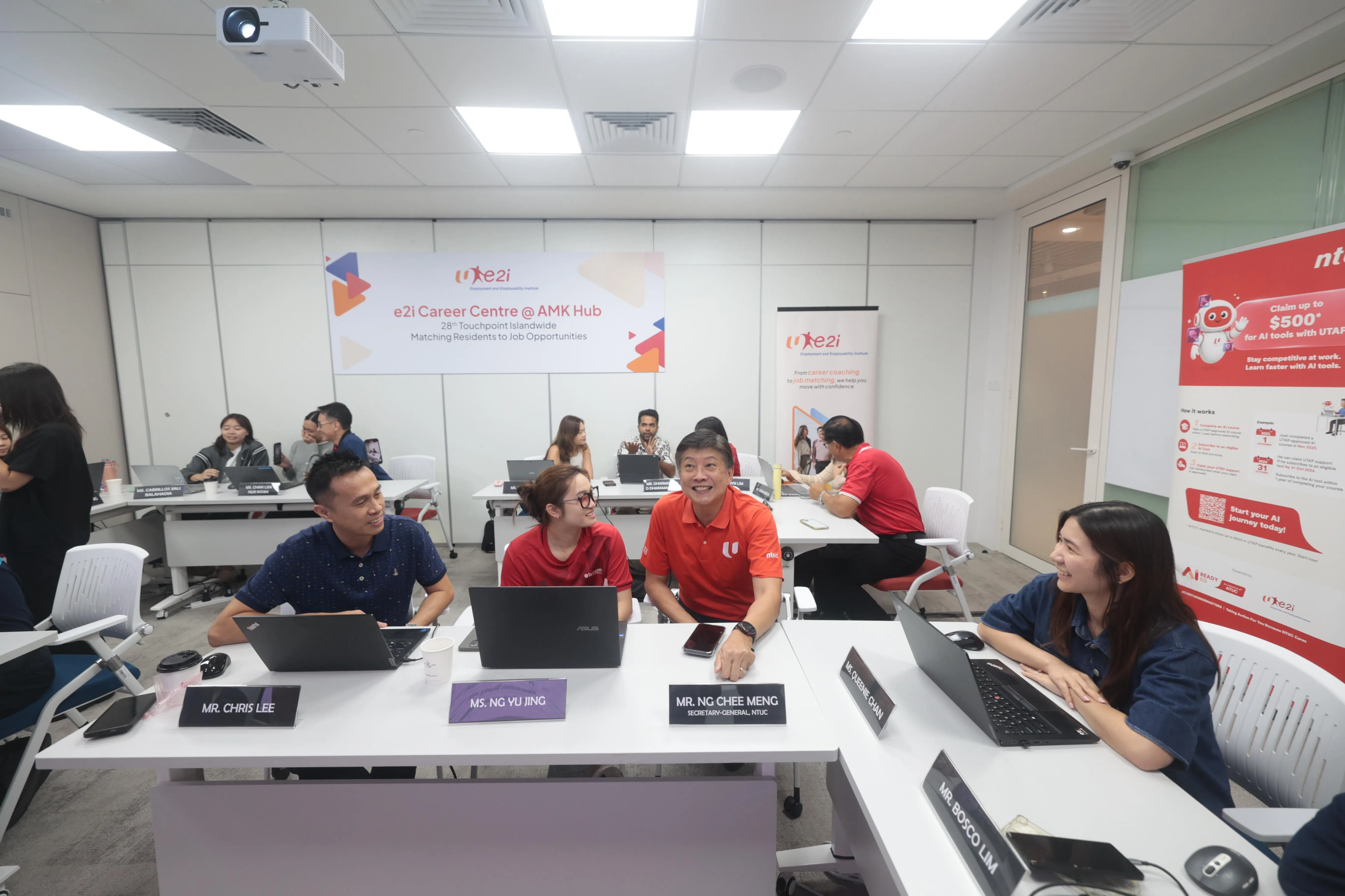 全国职工总会秘书长黄志明（右二）今年5月在宏茂桥坊，与参加AI赋能计划技能培训坊进阶课程的学员交流；左起为李鸿发、黄瑜菁及陈君怡。（李冠卫摄）