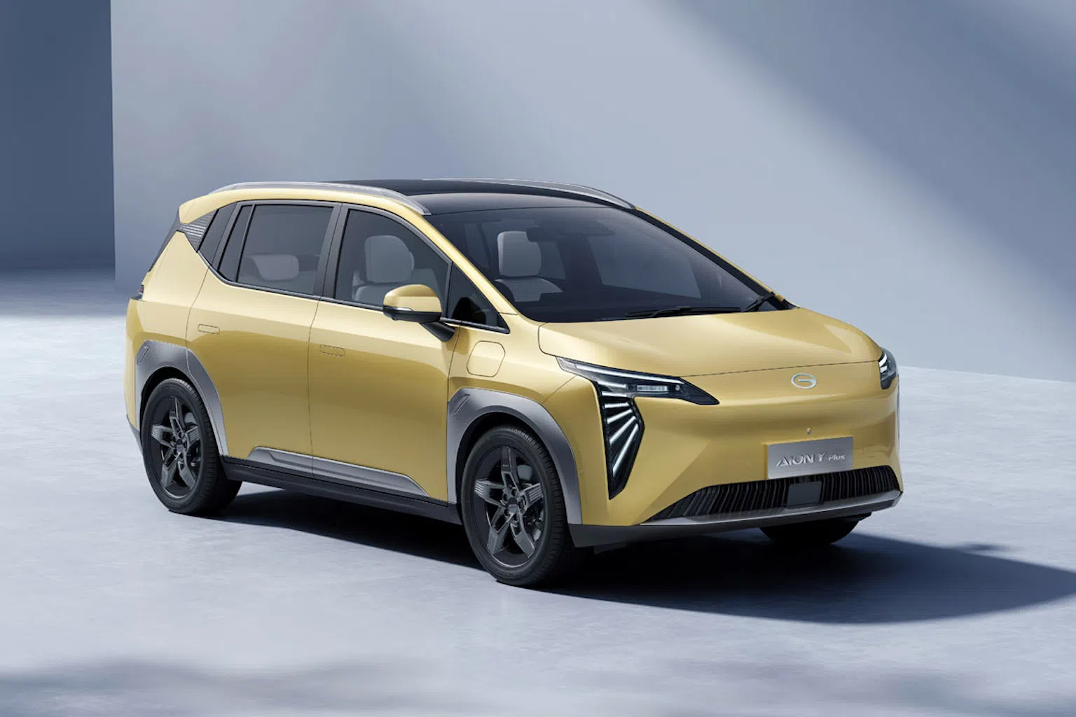 广汽埃安Y Plus配备了可调节座椅和全景天窗，将车厢转变为乘客可以放松身心的移动绿洲。（图/GAC Aion提供）