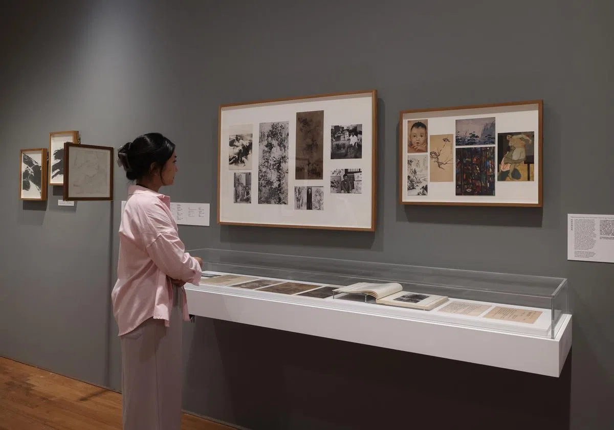 “刘国松：实验悟道”个展展出大量文献资料，包括国松纸。（唐家鸿／摄）