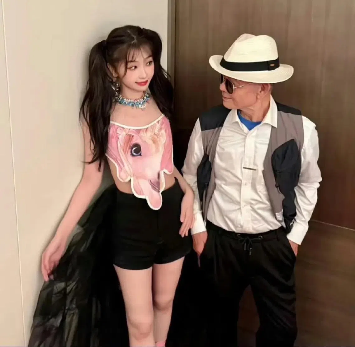 虞书欣（左）和爷爷感情非常好。（互联网）