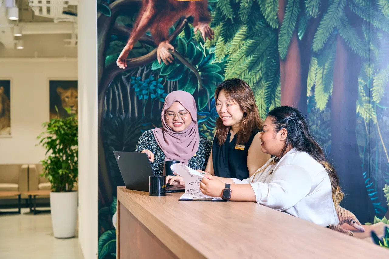 无论是在家办公或是在办公室，林莺莺（左二）都能有效管理一个由四名全职员工和十名兼职员工组成的团队，并会为下属安排灵活上班时间，这也提高了团队的士气。（图/新报业媒体）