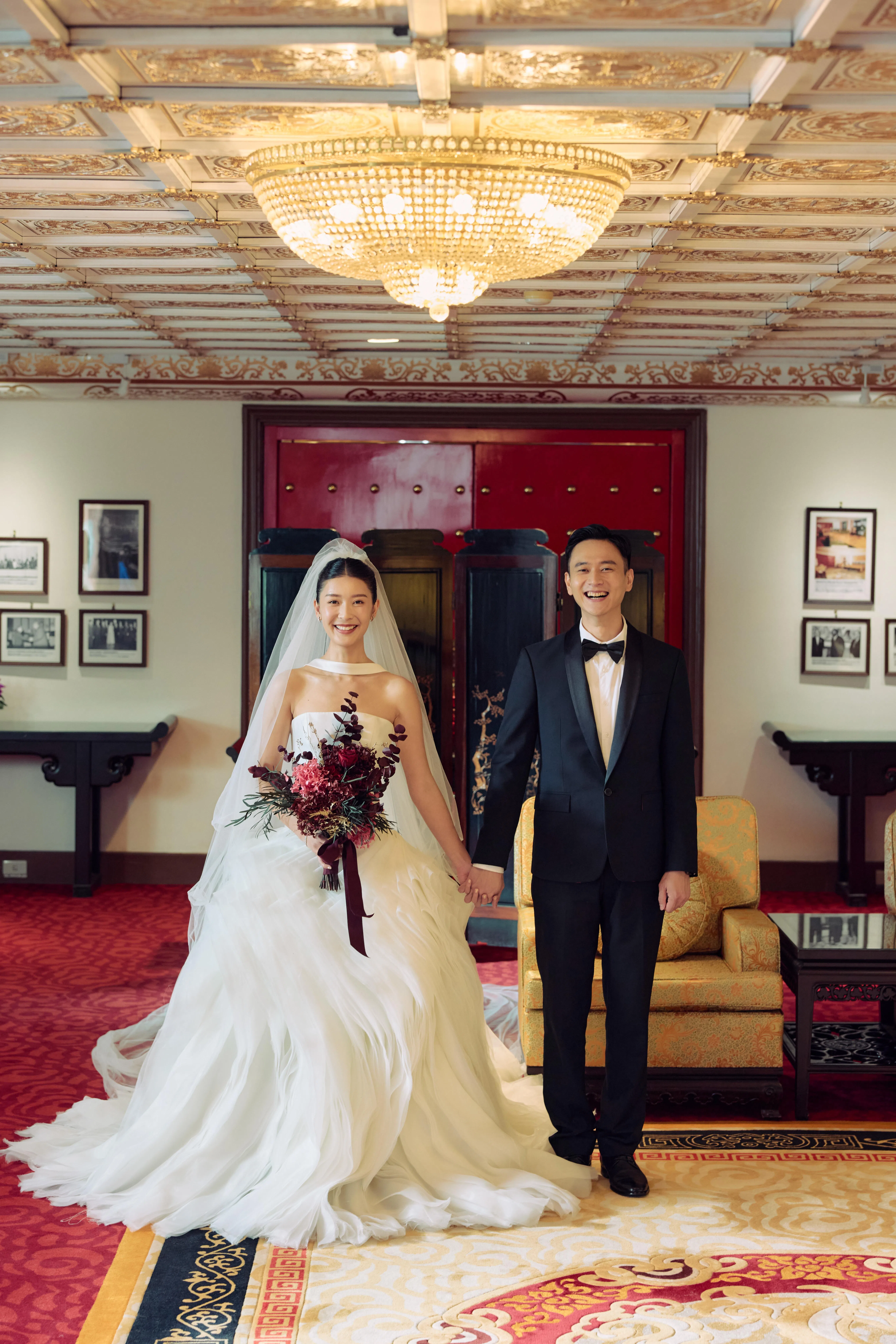 余香凝（左）和刘冠廷在片中扮演在一天内举行两场婚宴的新人。（mm2提供）