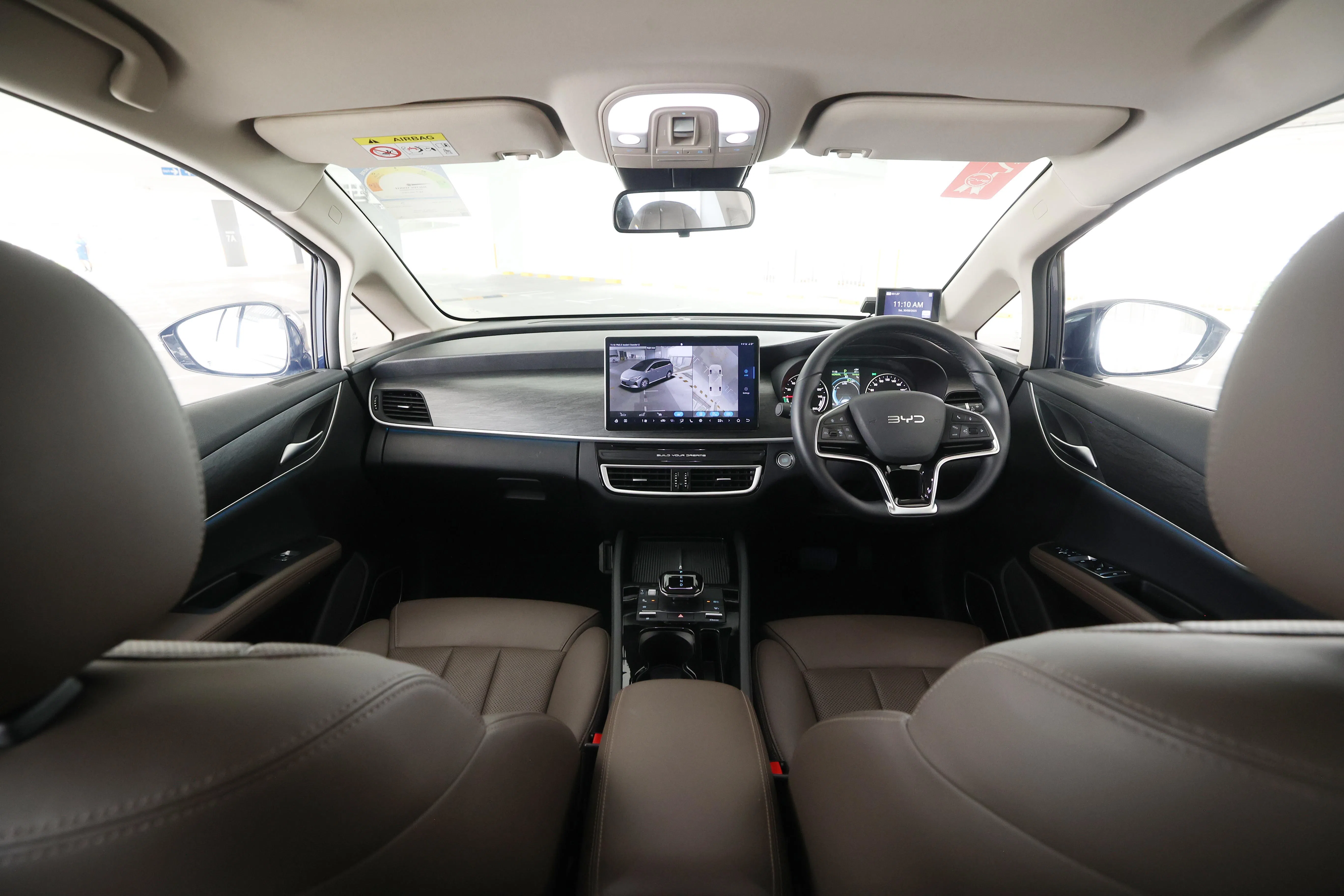 内饰主要使用塑料材质，前排座椅有电动调节和通风功能。（蔡家增摄）