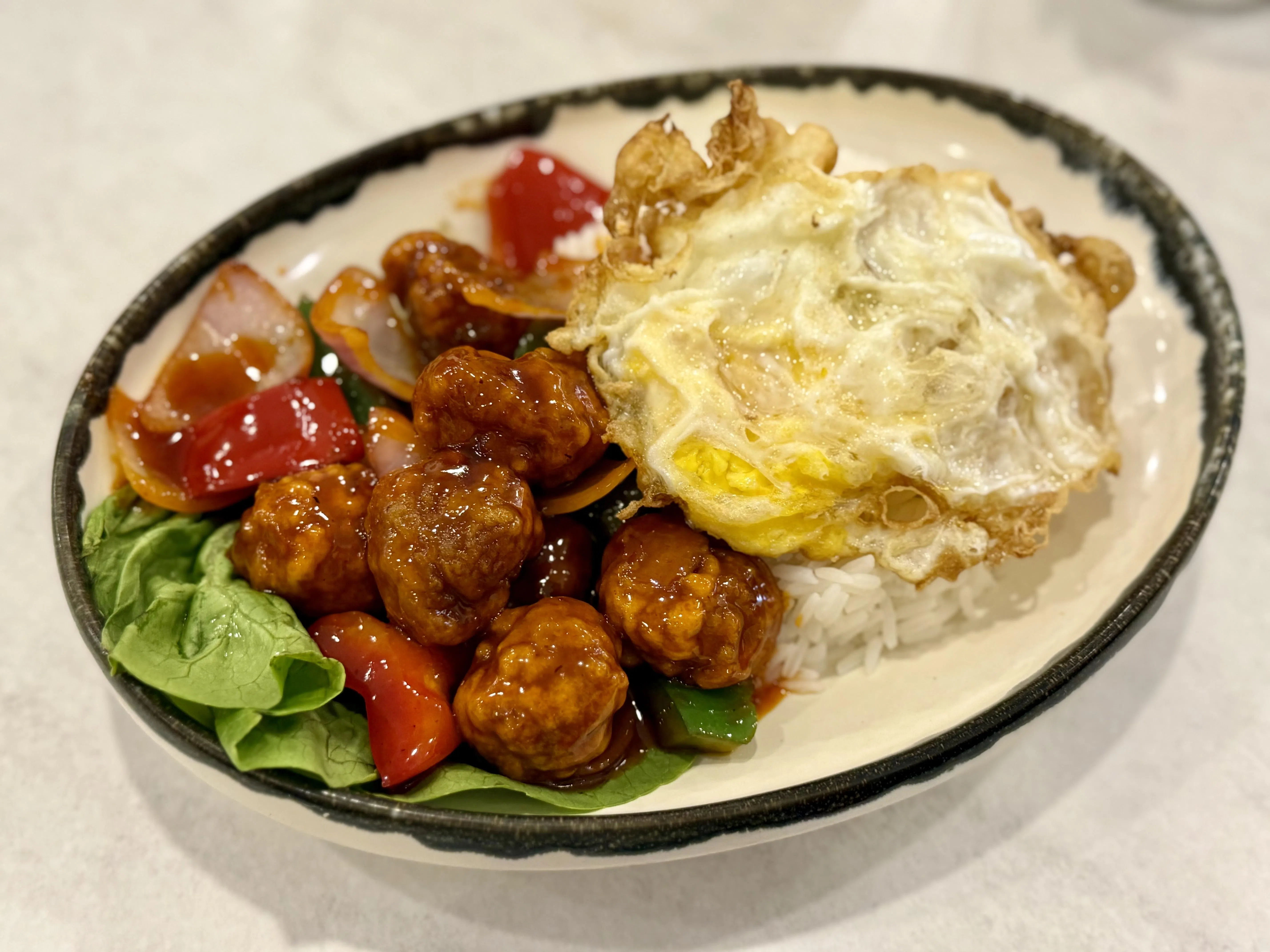 咕噜香肉饭味道平衡不油腻，炸猪肉口感扎实有嚼劲。（叶晓虹摄）