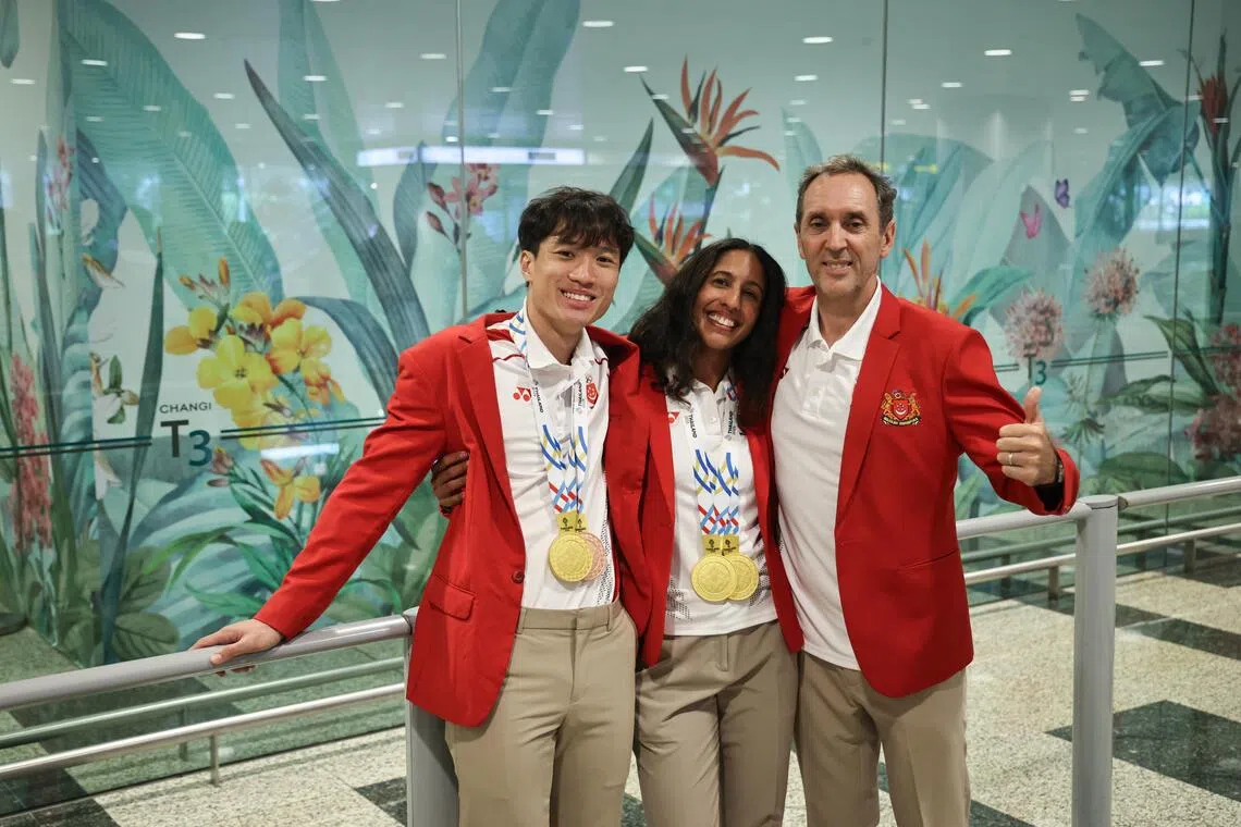 正所谓严师出高徒，库尼亚（右）在东运会前就已经做好明年训练和比赛的计划。他不给郭俊杰（左）和珊蒂（中）设明确目标，只希望他们脚踏实地，用尽全力去跑。（陈渊庄摄）